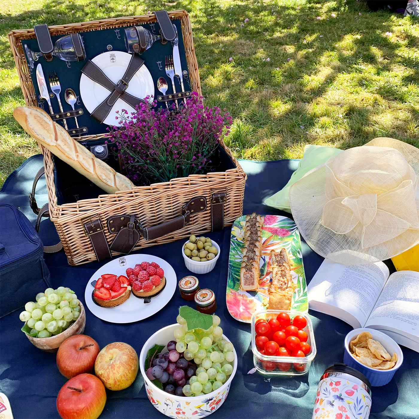 Picknickkorb „Champs-Elysées“ aus Weidengeflecht und echtem Leder, dunkelblau – für 2 Personen