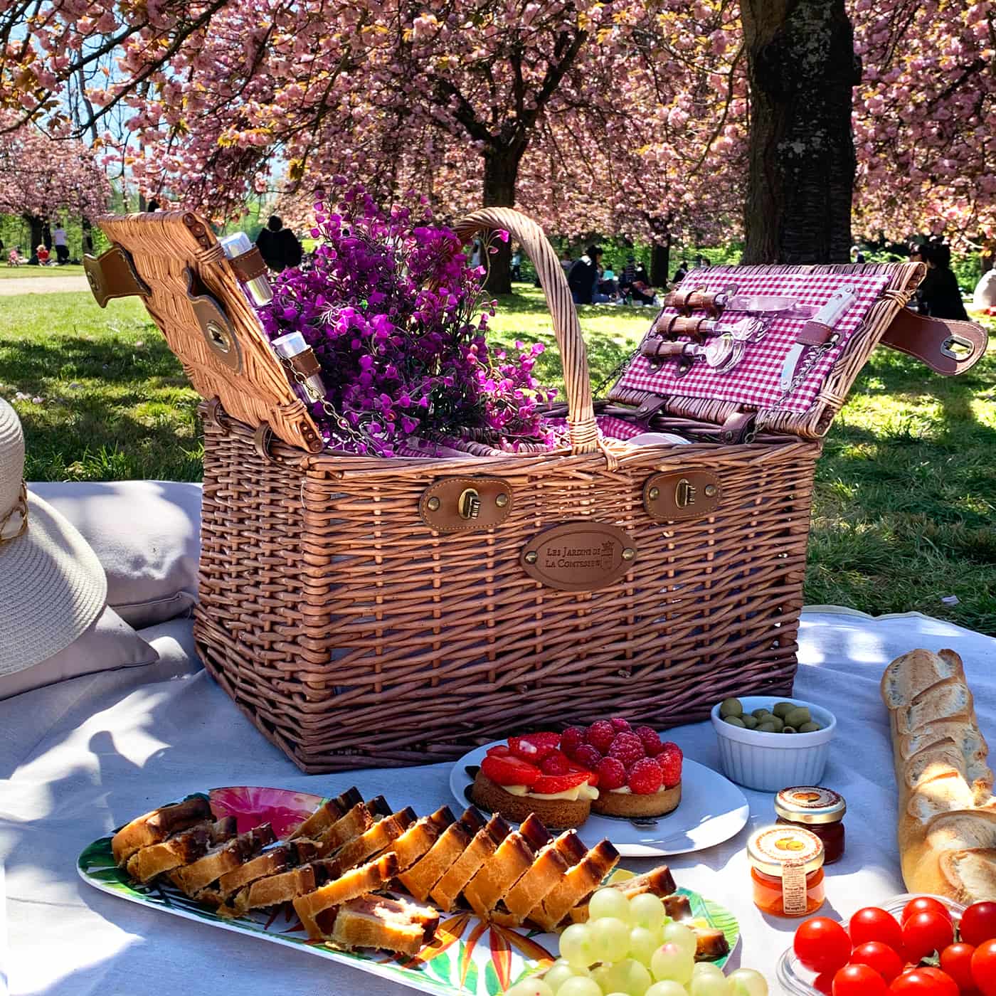 Picknickkorb „Saint-Germain rotkariert“ aus dunkler Weide - 4 Personen