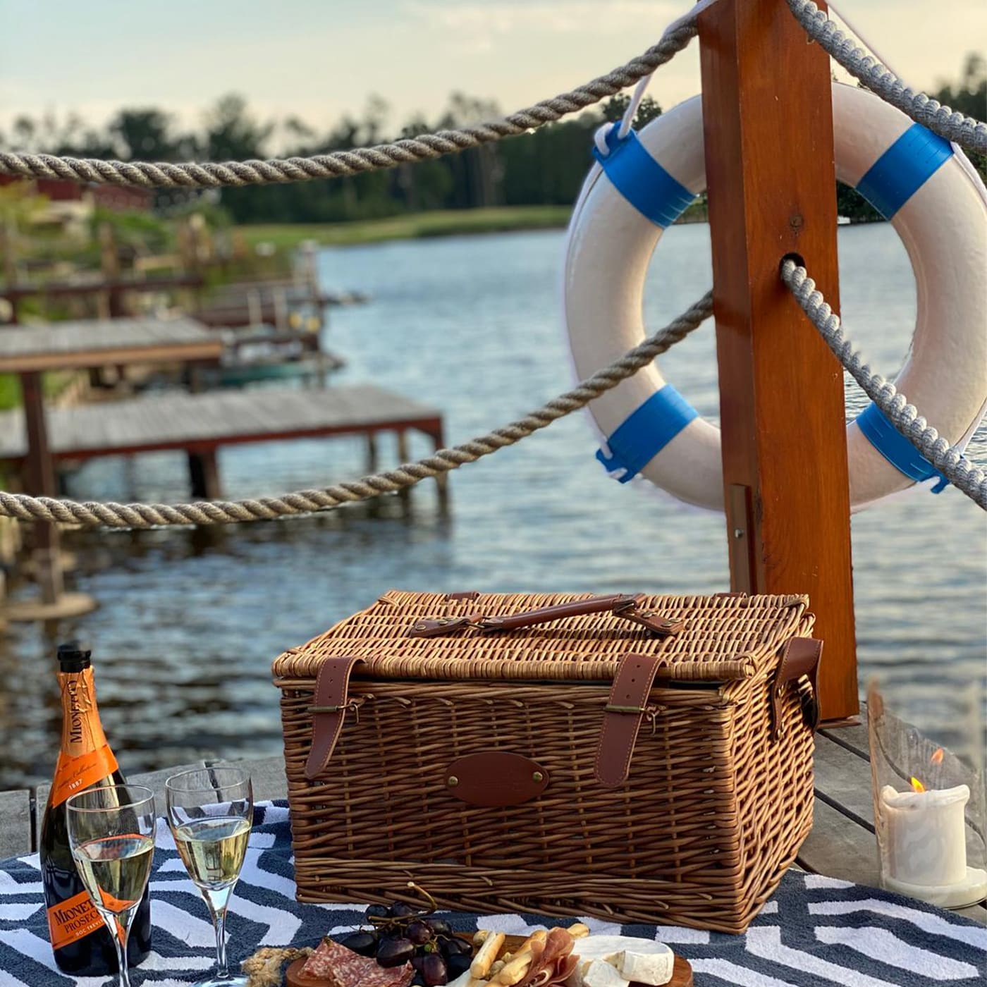 Picknickkorb „Trianon grün“ für 2 Personen mit Lederriemen